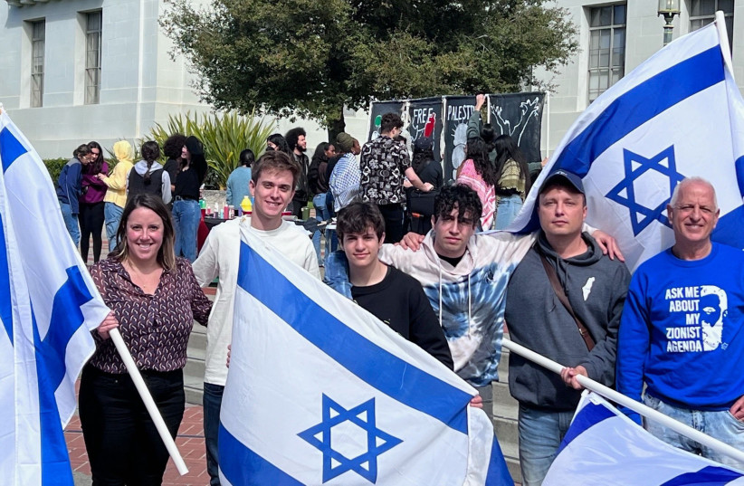  Pro-Israel students at the University of Berkeley demonstrate next to Pro-Palestinian students.  (photo credit: Club Z)