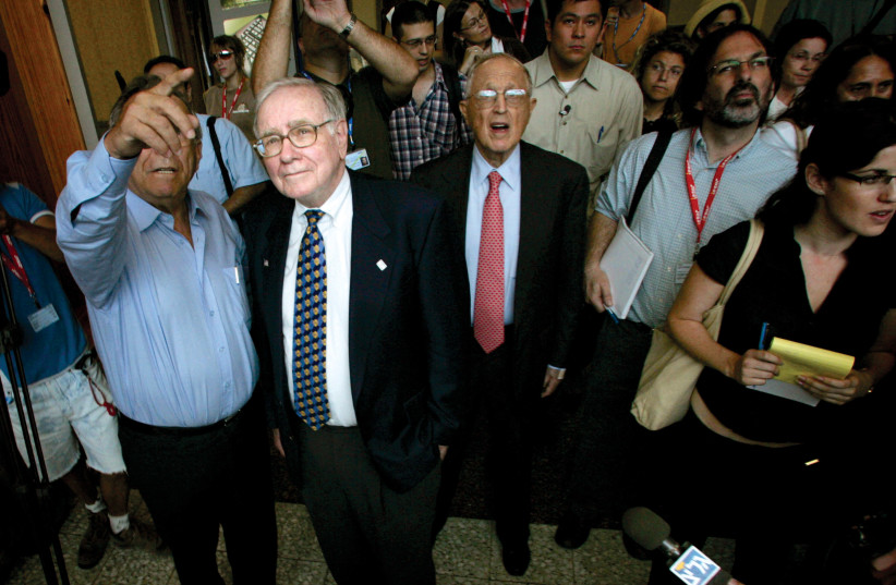  Stef Wertheimer (left) takes Warren Buffett (second left) on a tour of Iscar Metalworking Cos. in the Tefen industrial zone in 2006. (photo credit: YONATHAN WEIZMAN/REUTERS)