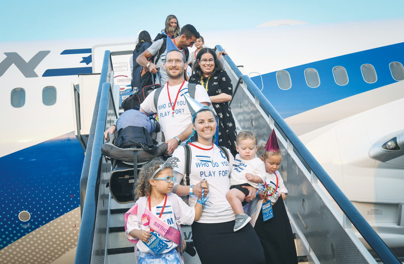  NEW IMMIGRANTS from North America arrive at Ben Gurion Airport on a special flight on behalf of the Nefesh B'Nefesh organization, in 2019 (photo credit: FLASH90)