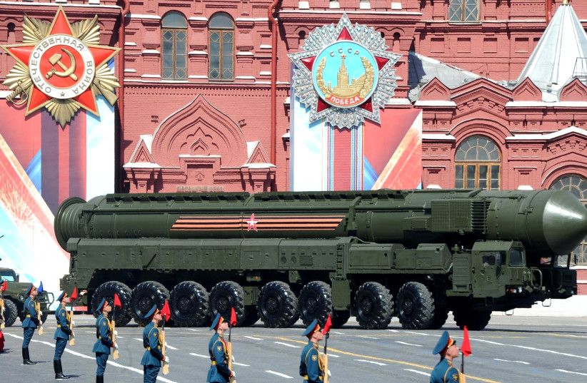 Système de missiles balistiques RS-24 Yars lors d'un défilé militaire sur la Place Rouge, 2016 (crédit photo : WIKIMEDIA COMMONS/WWW.KREMLIN.RU)