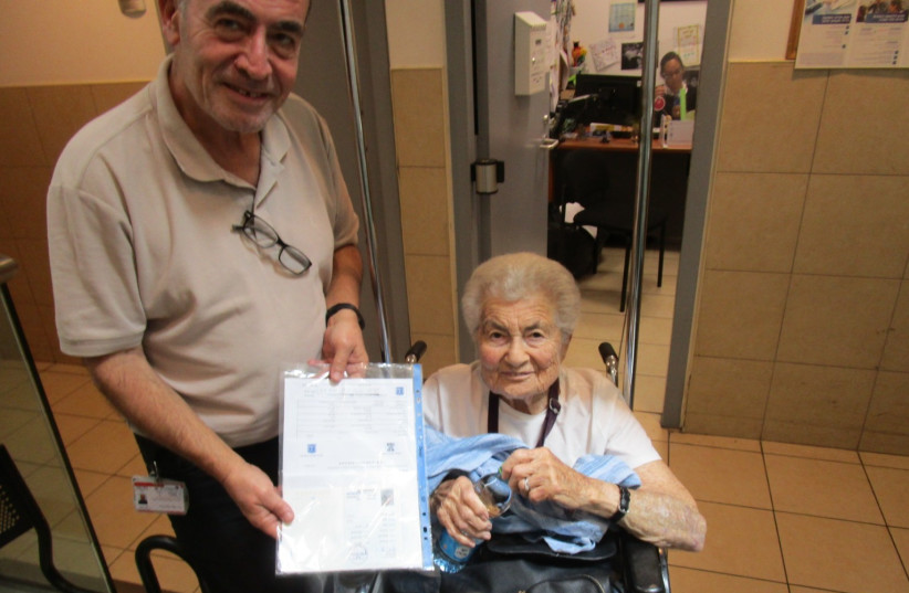  98 year old Australian Jewish woman makes Aliyah (photo credit: BEN GURION AIRPORT/DEPARTMENT OF ALIYAH AND INTEGRATION)