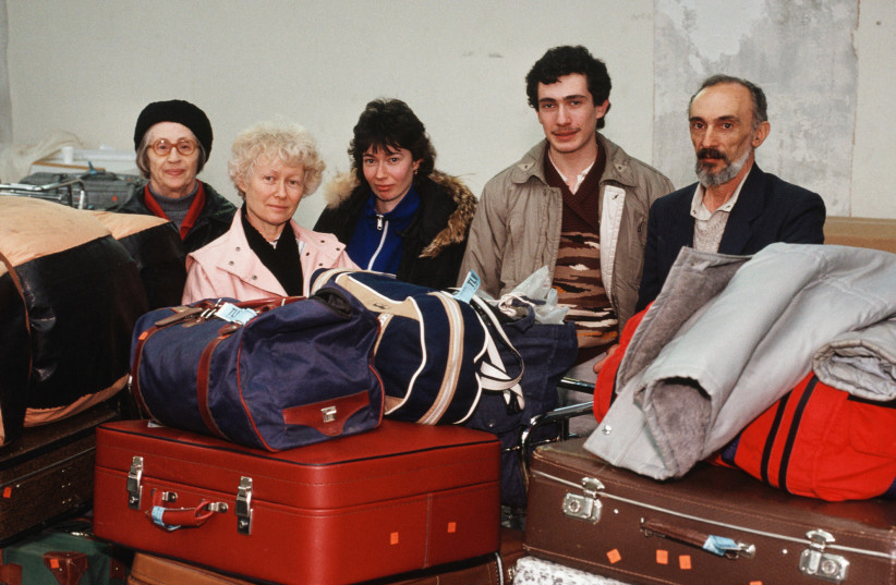  JEWS IMMIGRATING from the former Soviet Union, 1990.  (credit: © Patrick Zachmann / Magnum Photos, Courtesy °CLAIRbyKahn)