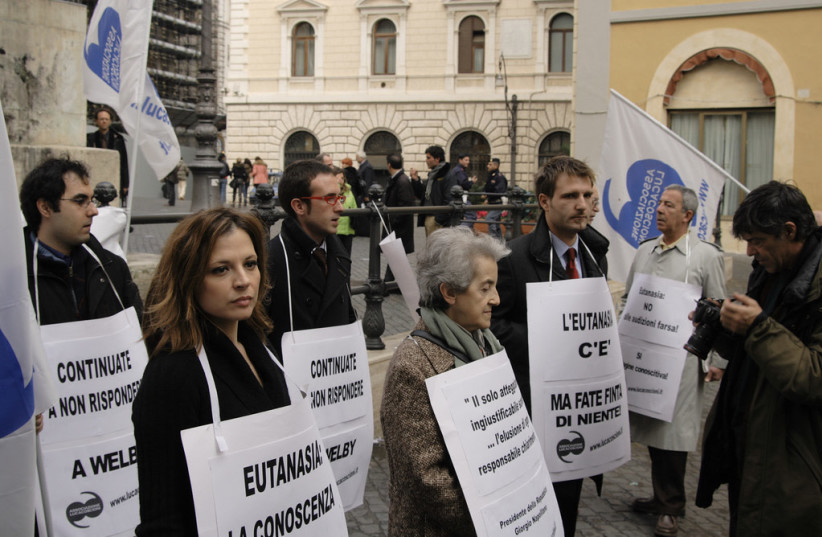  People protest against euthanasia. (credit: FLICKR)