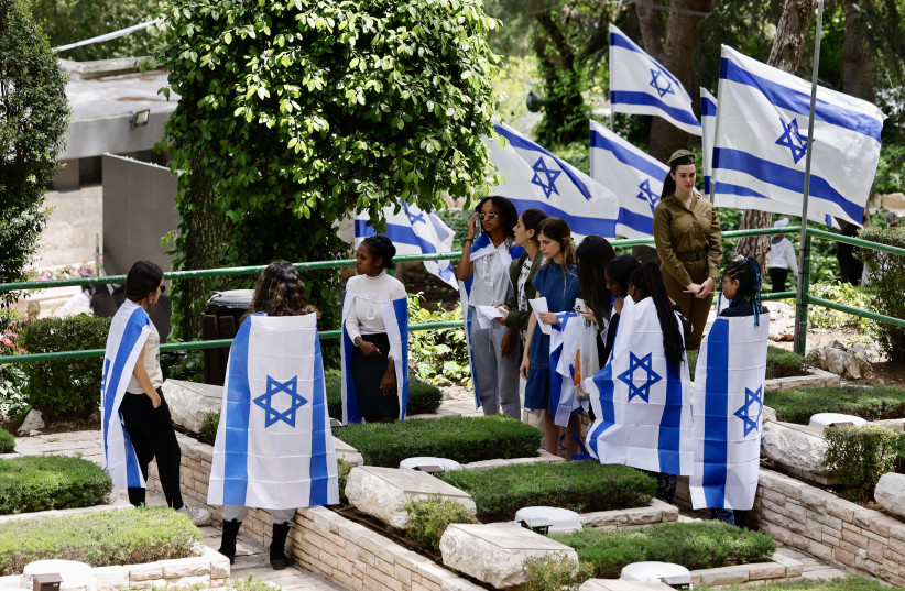 Israelis gather around a grave on the Har Herzl military cemetery ahead of Remembrance Day, April 23, 2023.  (credit: MARC ISRAEL SELLEM/THE JERUSALEM POST)