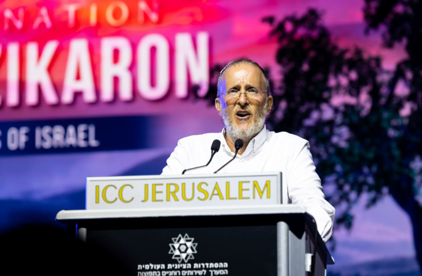  Rabbi Leo Dee is seen speaking at an Israel Remembrance Day ceremony. (credit: Ariel Ohana)