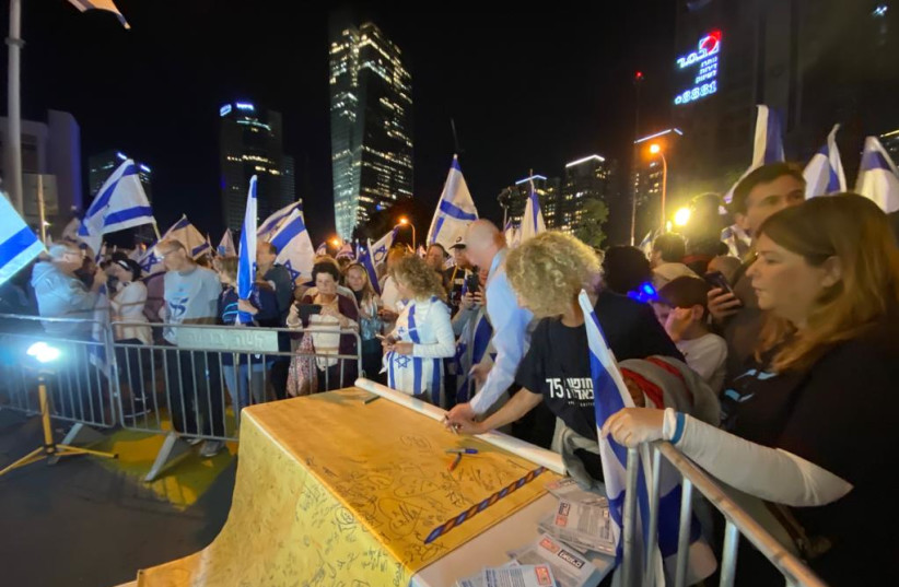  Judicial reform protesters hold Israeli Independence Day celebrations in Tel Aviv, on April 25, 2023. (credit: AVSHALOM SASSONI/MAARIV)