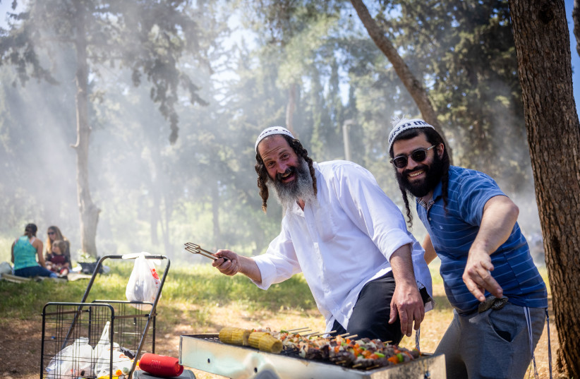  Israelis prepare a barbecue during Israel's 75th Independence Day celebrations, in Saker Park, Jerusalem, April 26, 2023. (credit: YONATAN SINDEL/FLASH90)