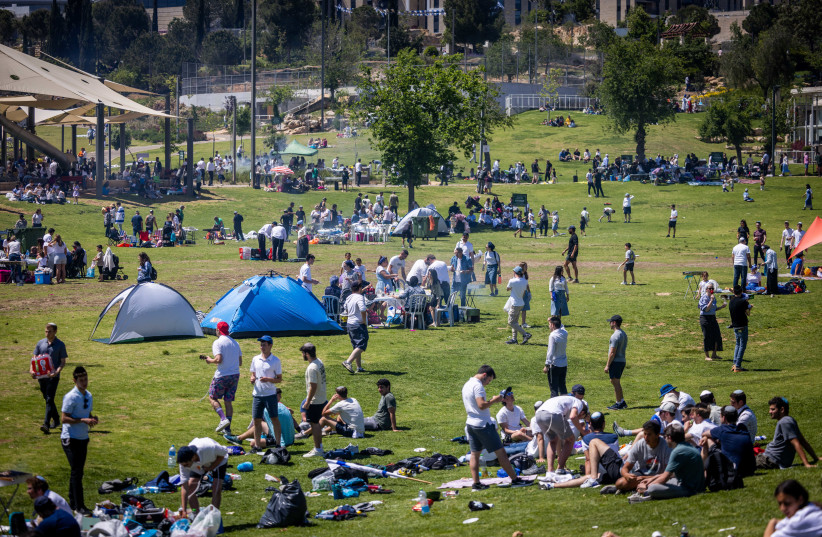  Jerusalemites prepare to watch the annual Independence Day airshow from Gan Saker park, complete with tents and barbecues. (credit: YONATAN SINDEL/FLASH90)