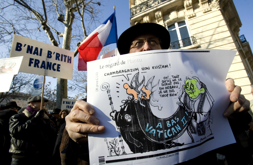  JEWS PROTEST outside the Vatican diplomatic representation building in Paris in 2009, against the Vatican’s embrace of an official who denied the full extent of the Holocaust. (photo credit: MAL LANGSDON/REUTERS)