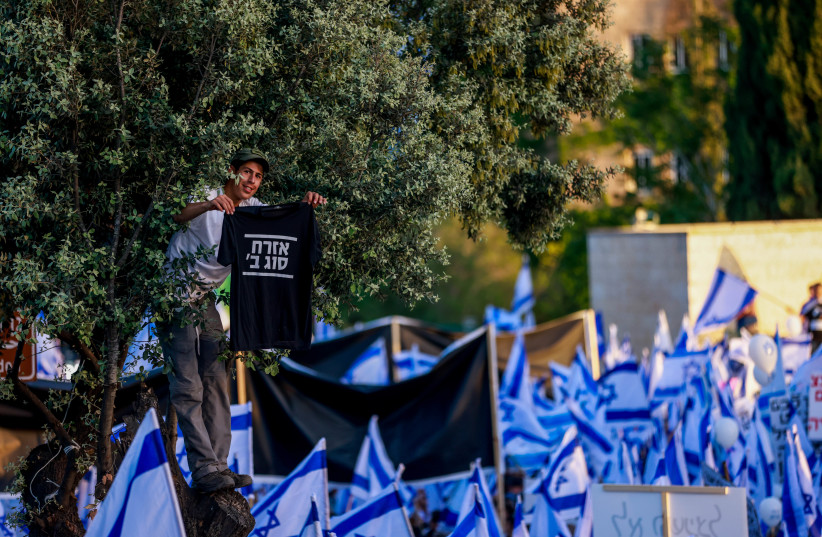  Right-wing Israelis attend a rally in support of the government's planned judicial overhaul, outside the Knesset, the Israeli parliament in Jerusalem, on April 27, 2023.  (credit: ERIK MARMOR/FLASH90)