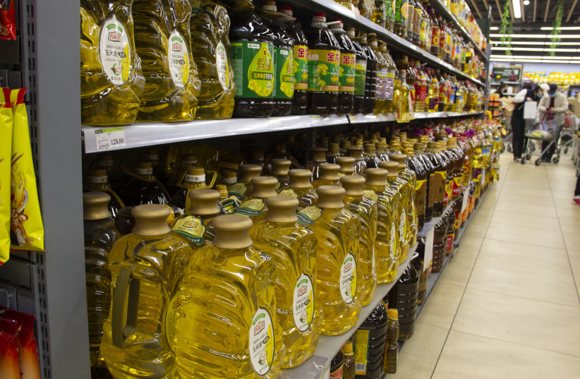 Cooking oils aisle at a grocery store (photo credit: Wikimedia Commons)