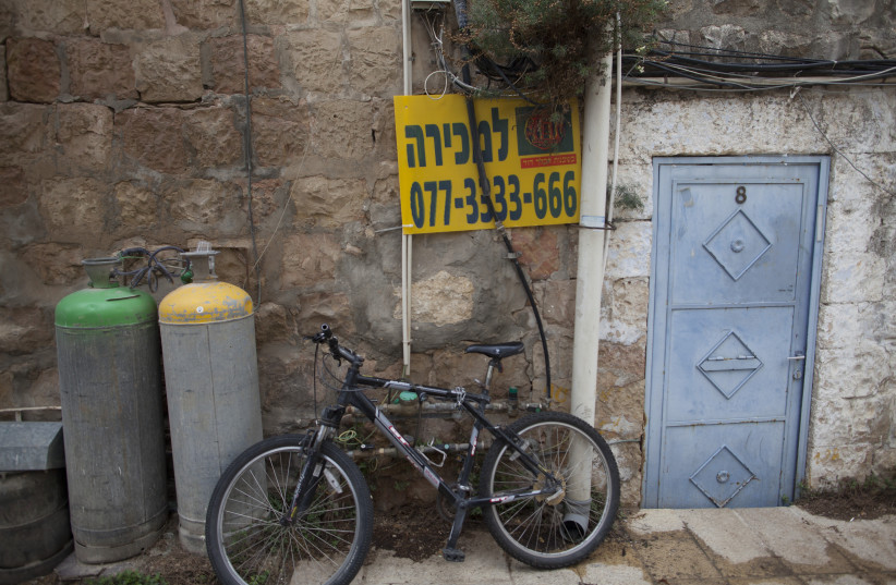  A sign ''for sale'' on an old house in downtown Jerusalem, on October 27, 2015.  (credit: LIOR MIZRAHI/FLASH90)