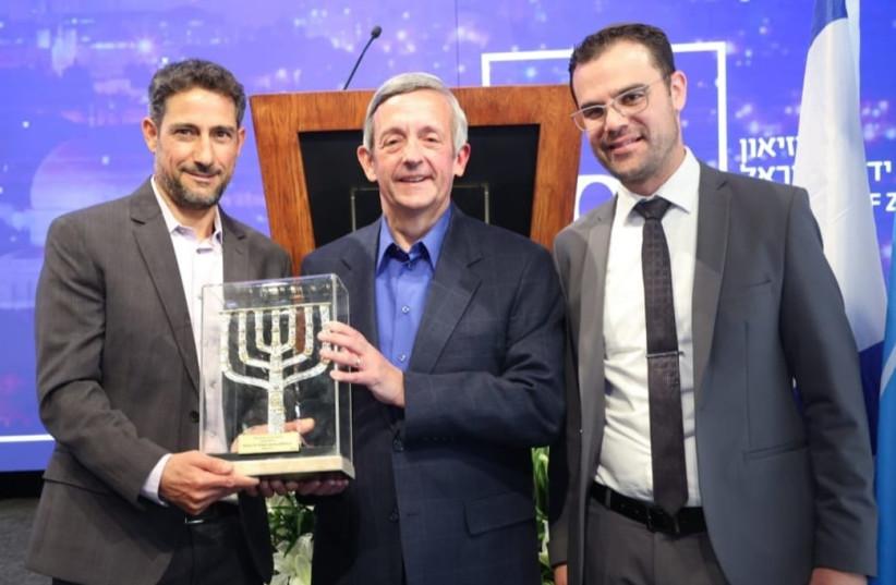  Dr. Robert Jeffress (center) receives the Friends of Zion Award. (photo credit: DAVID SAAD)