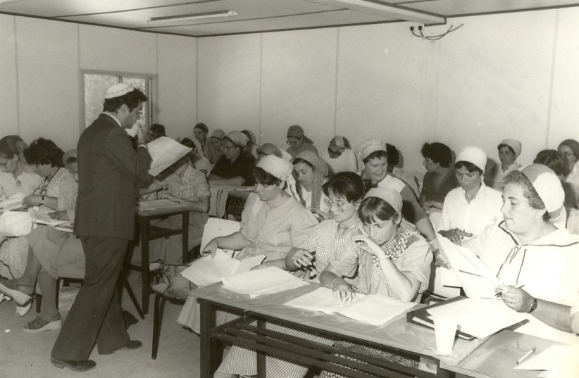 Vintage photo of Rabbi Riskin pioneering Torah study for women