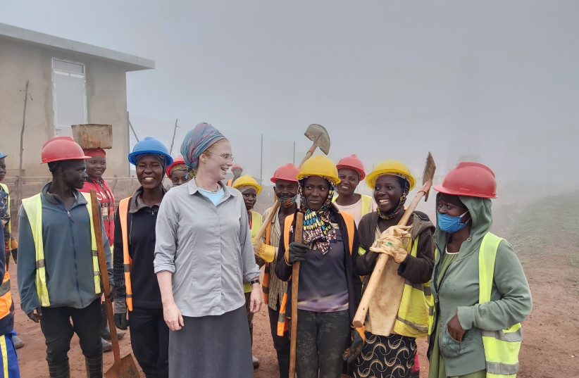  Dr. Hanna Klein of Gigawatt Global with women laborers at the site of the 7.5 MW solar field in Mubuga. (credit: GIGAWATT GLOBAL)