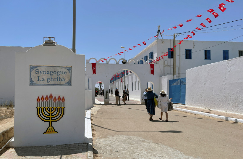 Des fidèles juifs arrivent à la synagogue Ghriba, lors d'un pèlerinage annuel à Djerba, en Tunisie, le 18 mai 2022. (Crédit photo : REUTERS/JIHED ABIDELLAOUI)