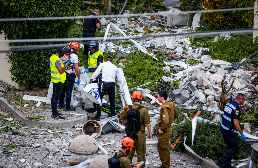  Police and rescue forces at the scene where a rocket fired from Gaza hit and damaged a house in Rehovot on May 11, 2023. (photo credit: LIRON MOLDOVAN/FLASH 90)
