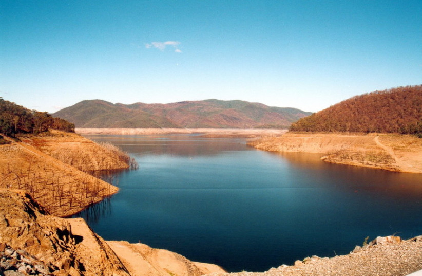  Dartmouth Dam in remote Victoria, Australia. (credit: Wikimedia Commons)