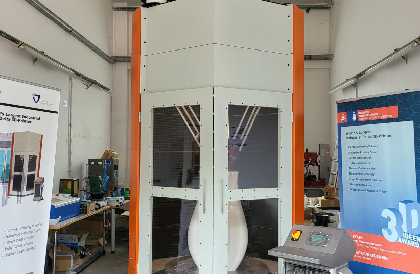  The proprietary large-scale 3D-printer ''HoneyComb3D''  and one of its printed wind turbines. (credit: Constructor University)