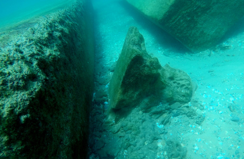  A marble Corinthian column capital is seen on the sea floor off the coast of Israel. (photo credit: ISRAEL ANTIQUITIES AUTHORITY MARINE ARCHAEOLOGY UNIT)