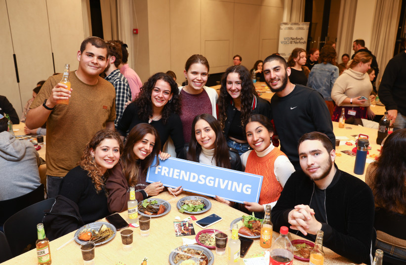 Lone Soldiers and Lone Bnot Sherut Thanksgiving Dinner at Nefesh B'Nefesh Aliyah Campus (credit: YONIT SCHILLER)