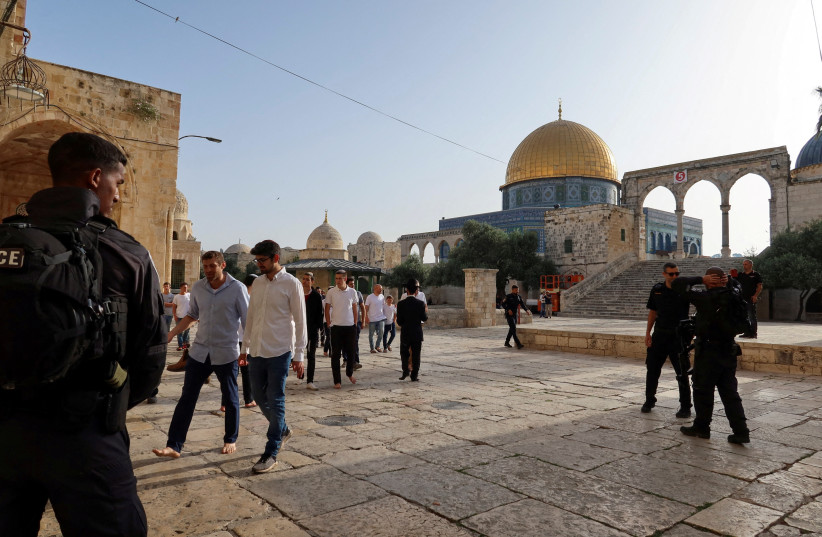 Israeli police stand guard as visitors tour the Temple Mount, amid tensions ahead of the annual flag march which marks Jerusalem Day, in Jerusalem May 18, 2023.  (credit: Sinan Abu Mayzer/Reuters)