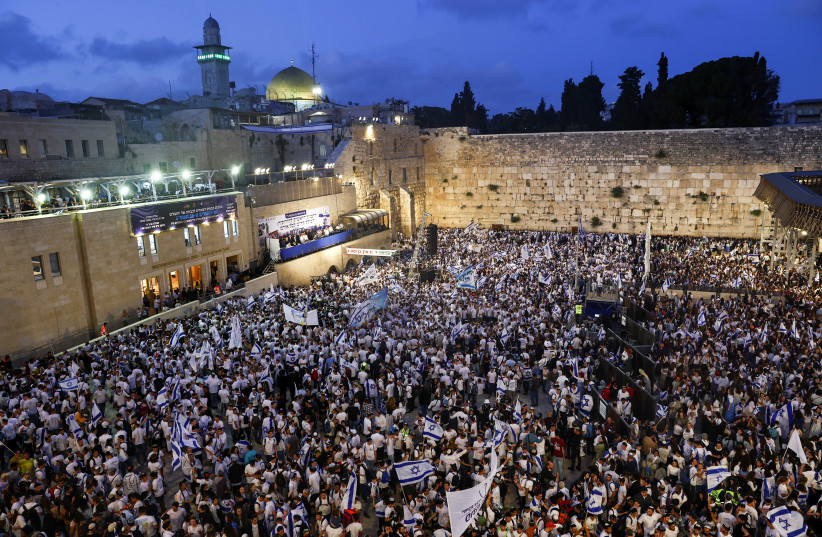  Israelis gather by the Western Wall in Jerusalem's Old city as they mark Jerusalem Day, in Jerusalem May 18, 2023. (credit: RONEN ZVULUN/REUTERS)