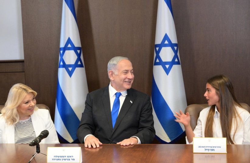   Israeli pop sensation meets with Israeli Prime Minister Benjamin Netanyahu and his wife Sara (credit: AMOS BEN GERSHOM/GPO)