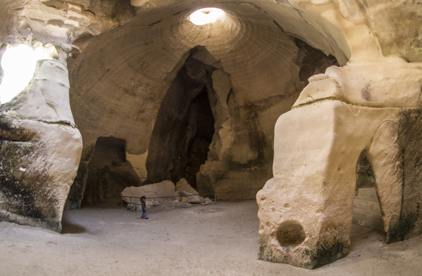  Beit Guvrin bell caves (photo credit: Oz Ivni/Wikimedia Commons)