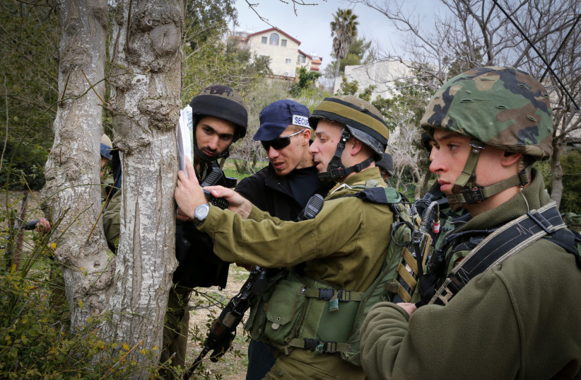  Israeli reserve soldiers seen during a massive training drill in the Jewish settlement of Efrat, Gush Etzion, reenacting an infiltration of terrorists into the settlement, on March 02, 2015. (photo credit: GERSHON ELINSON/FLASH90)