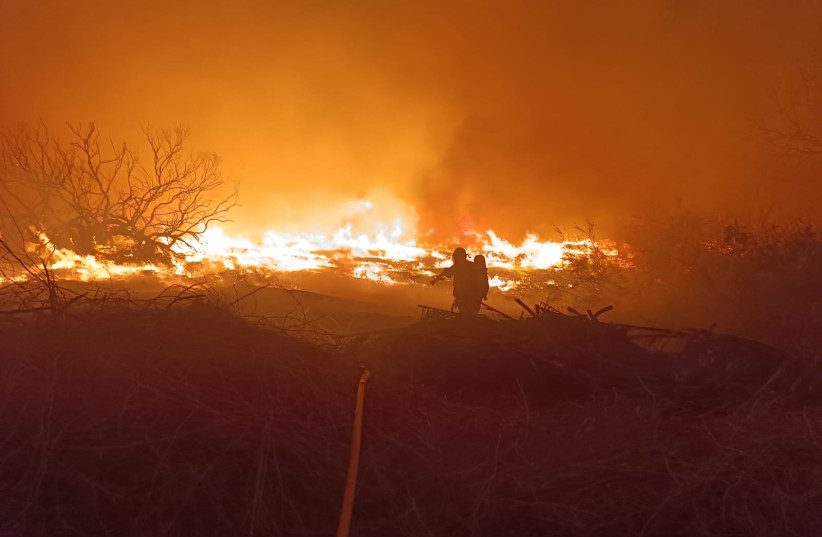  Firefighters fight blaze near Kibbutz Kalia. May 22, 2023 (credit: FIRE AND RESCUE SERVICE)