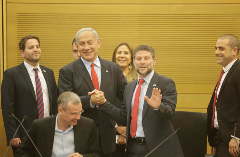 Prime Minister Benjamin Netanyahu and Finance Minister Bezalel Smotrich greet eachother before Netanyahu's budget speech on May 23, 2023.