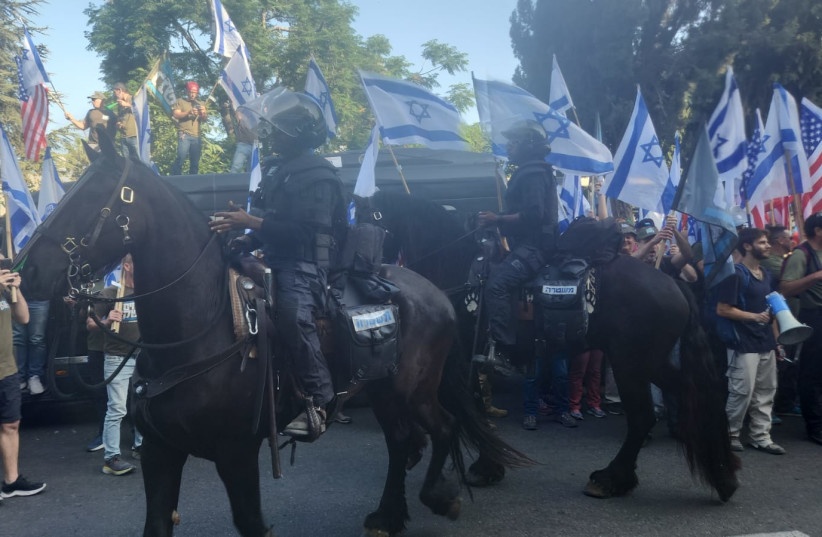  Israel Police officers are seen at the protest outside of Prime Minister Benjamin Netanyahu's residence on May 25, 2023. (credit: BROTHERS IN ARMS)