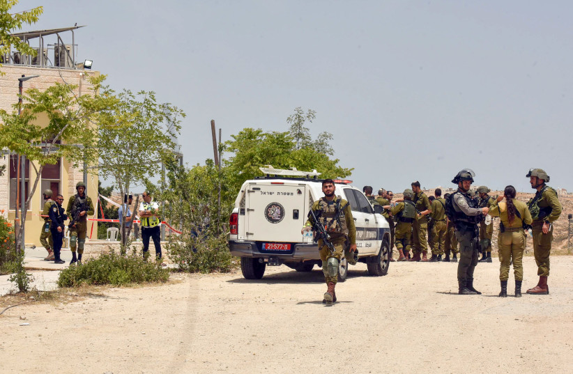  Israeli security forces at the scene of an attempted stabbing attack in Teneh Omarim, in the West Bank, May 26, 2023 (credit: DUDU GREENSPAN/FLASH90)