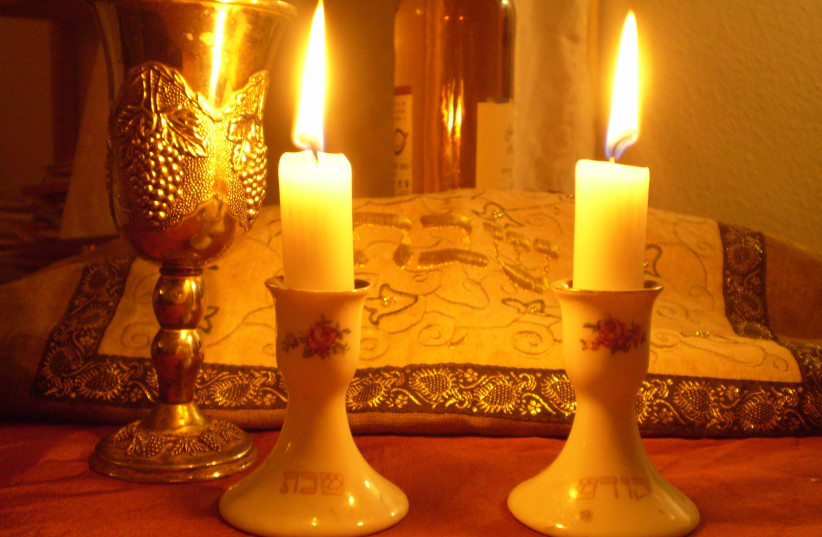  Shabbat Candles (credit: Wikimedia Commons)
