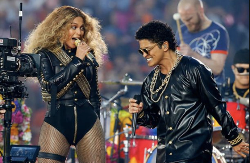 Bruno Mars and Beyonce on stage at the 2016 Super Bowl. (credit: REUTERS)
