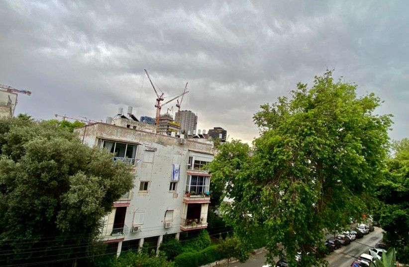  Rainy summer weather in Tel Aviv. June 9, 2023 (credit: AVSHALOM SASSONI/MAARIV)