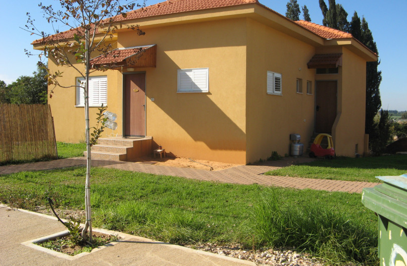 Home in Kfar Pines. (credit: Wikimedia Commons)