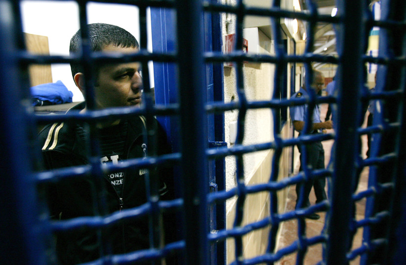  A Palestinian prisoner waits to be released from Ketziot prison, southern Israel, October 1, 2007 (credit: RONEN ZVULUN/REUTERS)