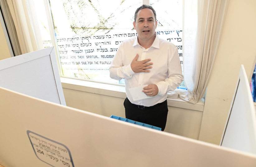  Judicial reform opponent Amit Becher casts his ballot for the head of the Israeli Bar Association, at a voting station in Tel Aviv on June 20, 2023.  (credit: TOMER NEUBERG/FLASH90)