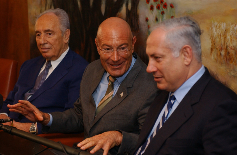  Press conference with Arnon Milchan, Shimon Peres and Benjamin Netanyahu. March 28 2005. (credit: FLASH90)