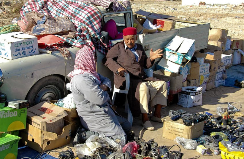 A vendor in southern Tunisia (credit: WALLPAPER FLARE)