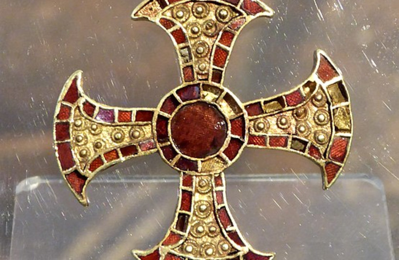  The Trumpington Cross, an Anglo-Saxon artefact recovered with a female bed burial grave in Trumpington, Cambridgeshire. (credit: Wikimedia Commons)