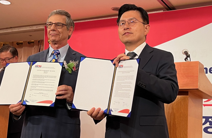  Former Israeli Deputy Foreign Minister Danny Ayalon and former Korean Prime Minister Kyo-Ahn Hwang sign the “Seoul Manifesto.” (credit: MAAYAN HOFFMAN)
