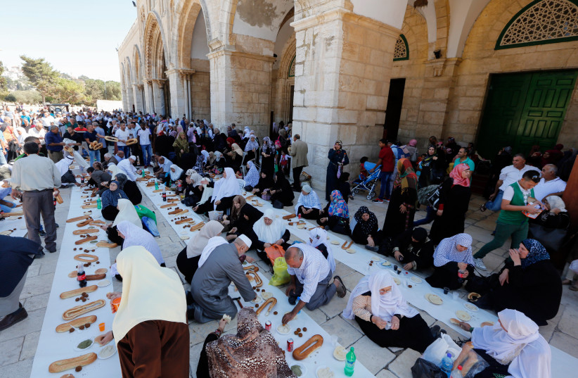  Palestinians who live in the Gaza Strip and were give permission from Israel to travel to Jerusalem, visit at the Dome of the Rock in the Old City of Jerusalem as they celebrate the holiday of Eid al-Adha, October 6, 2014  (credit: SLIMAN KHADER/FLASH90)