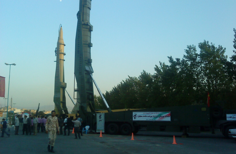 Fusées Sejil 2 (à droite) et Qiam (à gauche) vues lors d'une exposition à Téhéran, Iran en 2012 (crédit : VIA WIKIMEDIA COMMONS)