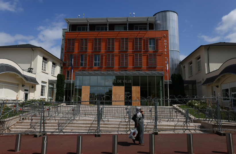 A view of the city hall in L'Hay-les-Roses, the city where the home of l'Hay-les-Roses mayor Vincent Jeanbrun was ram-raided and set alight while his wife and children were asleep inside, in L'Hay-les-Roses near Paris, France July 2, 2023. (credit: YVES HERMAN/REUTERS)