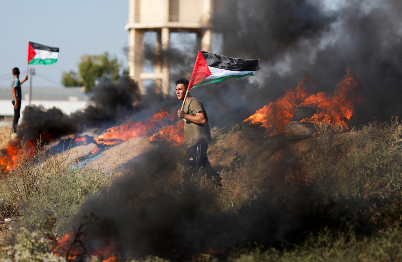 Палестинцы протестуют против рейда израильской армии в Дженине, вдоль забора на границе Израиля и сектора Газа к востоку от города Газа, 3 июля 2023 г. (Фото: REUTERS/МОХАММЕД САЛЕМ)