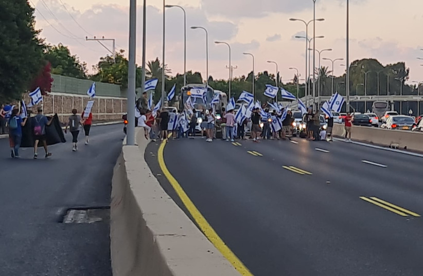  Protesters block Highway 2. July 6, 2023 (credit: Guy Moshiach)