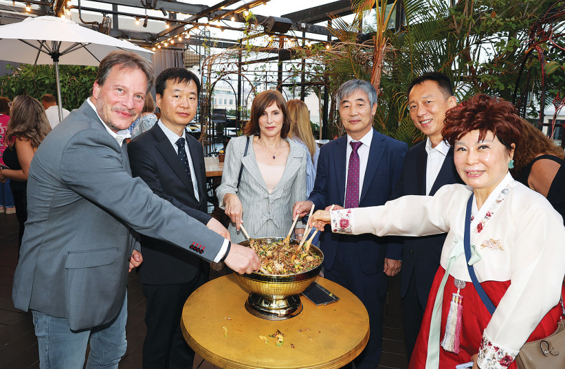  SOUTH KOREAN Ambassador Kim Jin Han and senior tourism executives surround a bowl of ‘bibimbaps’. (credit: ITZIK BIRAN)